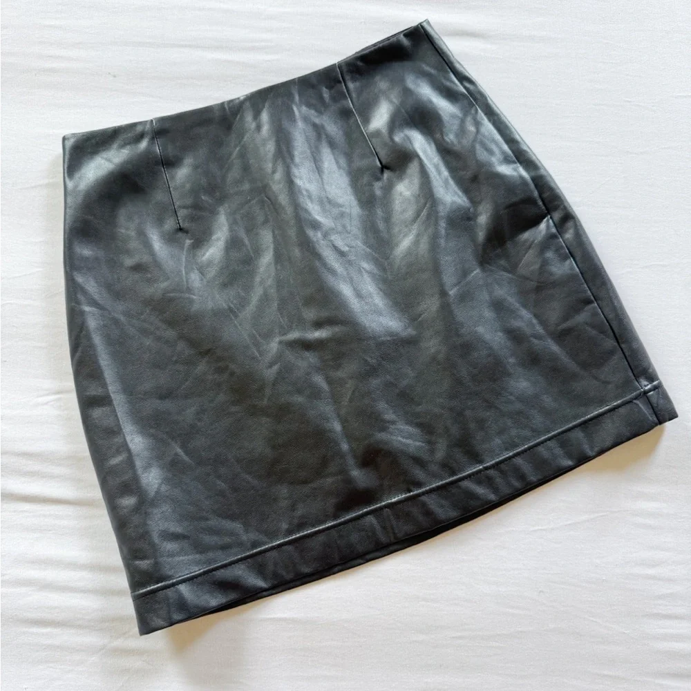 Wilfred Free Aritzia Medium Faux Leather Skirt Black Vegan Size 00 (J)